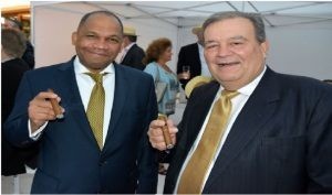 Hendrik Kelner, presidente de la Asociación Dominicana de Productores de Cigarros junto a John Castro