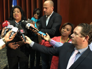 La presidenta del Senado, Cristina Lizardo, responde preguntas de periodistas.