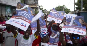 Seguidores del candidato presidencial Maryse Narcisse en una manifestación proselitista. (AP/Dieu Nalio Chery)