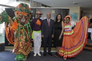 El embajador Anibal de Castro junto a la representación del folklore dominicano.