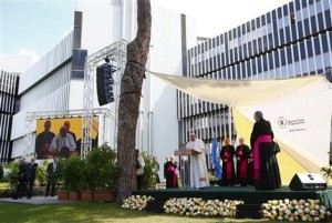 El papa Francisco da un mensaje al visitar la sede del Programa Mundial de Alimentos de la ONU, en Roma, el lunes 13 de junio de 2016. Dijo que es una extraña paradoja que la comida no pueda llegar a aquellos que sufren por la guerra, pero en cambio las armas si llegan. (Tony Gentile/ Pool Photo vi AP)