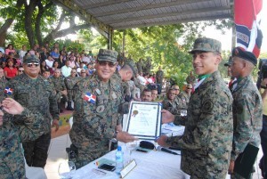 Uno de los graduados recibe su certificado