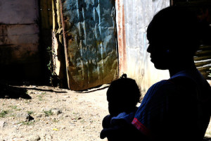 En el empobrecido barrio Guaricado Multi, en Santo Domingo Norte, vive la joven Rosa Elba Santana, madre de dos mellizos que fallecieron en el hospital materno infantil Robert Read. Estos mellizos forman parte de los once infantes que perdieron la vida en ese centro asistencial de salud por diferentes razones. Santo Domingo Norte, República Dominicana Foto : Orlando Ramos/Acento.com.do Fecha: 09/10/2014