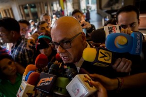 CARACAS (VENEZUELA), 01/08/2016.- El chavista Jorge Rodríguez ofrece declaraciones a periodistas, este lunes 1 de agosto del 2016, a su llegada al Consejo Nacional Electoral (CNE) en Caracas (Venezuela)