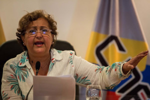 CAR110. CARACAS (VENEZUELA), 01/08/2016.- La presidenta del Consejo Nacional Electoral (CNE),Tibisay Lucena, ofrece declaraciones a periodistas hoy, lunes 1 de agosto del 2016, en Caracas (Venezuela). El Consejo Nacional Electoral (CNE) venezolano informó hoy del cumplimiento de la primera fase para convocar el referendo revocatorio del presidente del país, Nicolás Maduro, aunque solicitó investigar las irregularidades cometidas en el cumplimiento de esta etapa. EFE/MIGUEL GUTIERREZ