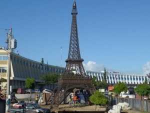 La réplica de la Torre Eiffel ubicada en la avenida Luperón del Distrito Nacional. (Eddy Gómez) - See more at: http://www.elcaribe.com.do/2016/11/29/replica-torre-eiffel-colocada-plaza-bandera-costo-medio-millon#sthash.ZhRufUY5.dpuf