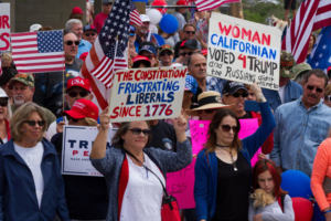 Apoyo. Un día después de que Donald Trump sufriera su primer fracaso en el Congreso, sus seguidores se manifestaron en California en su respaldo.