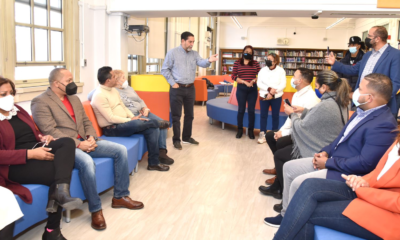 El Cónsul dominicano, Eligio Jáquez le habla a los directivos de Adasa y estudiantes de inglés en la biblioteca de la escuela Isobel Rooney del Bronx