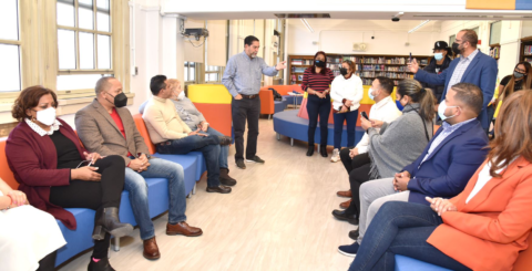 El Cónsul dominicano, Eligio Jáquez le habla a los directivos de Adasa y estudiantes de inglés en la biblioteca de la escuela Isobel Rooney del Bronx