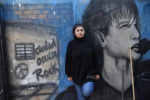 Bilma Ibarra posa frente a uno de los murales que adornan su comedor comunitario En-Haccore, en Ciudad Oculta, Buenos Aires, el 11 de junio de 2022.ENRIQUE GARCIA MEDINA