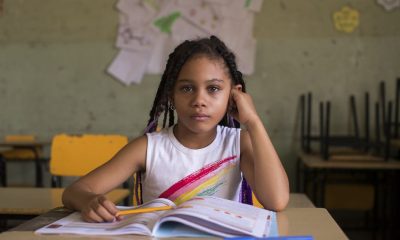 Una niña en una escuela en la República Dominicana