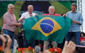 Marcio França, Geraldo Alckmin, Lula da Silva y Fernando Haddad, durante un mitin en Sao Paulo.CAIO GUATELLI (AFP)