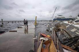 Vista de los daños causados por el huracán Ian en Fort Myers, Florida, el 29 de septiembre de 2022. EFE/Cristóbal Herrera