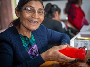 Julieta Fernanda Tzoy de Barrera, la mayor del grupo, aprende cómo instalar paneles solares en su comunidad, Exchimal, Guatemala.CASSIE PICCOLO