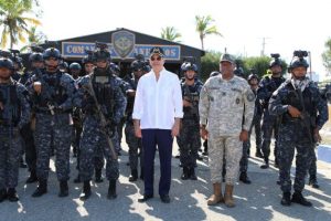 El presidente Luis Abinader recorrió las instalaciones de la base naval de Las Calderas, de la Armada dominicana.